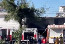 Un hombre de 65 años de edad murió la mañana de este viernes tras registrarse un fuerte incendio al interior de su vivienda, en el Infonavit Amalucan de la ciudad de Puebla; el fuego presuntamente se originó cuando una veladora