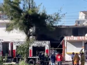 Un hombre de 65 años de edad murió la mañana de este viernes tras registrarse un fuerte incendio al interior de su vivienda, en el Infonavit Amalucan de la ciudad de Puebla; el fuego presuntamente se originó cuando una veladora