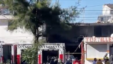 Un hombre de 65 años de edad murió la mañana de este viernes tras registrarse un fuerte incendio al interior de su vivienda, en el Infonavit Amalucan de la ciudad de Puebla; el fuego presuntamente se originó cuando una veladora