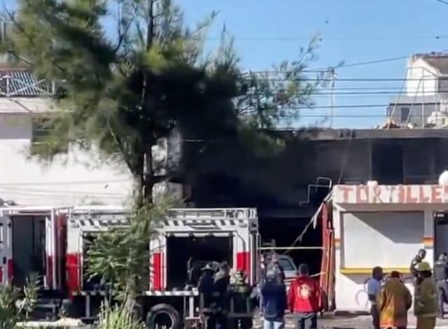 Un hombre de 65 años de edad murió la mañana de este viernes tras registrarse un fuerte incendio al interior de su vivienda, en el Infonavit Amalucan de la ciudad de Puebla; el fuego presuntamente se originó cuando una veladora