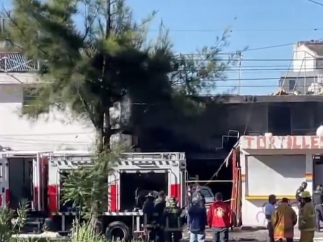 Un hombre de 65 años de edad murió la mañana de este viernes tras registrarse un fuerte incendio al interior de su vivienda, en el Infonavit Amalucan de la ciudad de Puebla; el fuego presuntamente se originó cuando una veladora