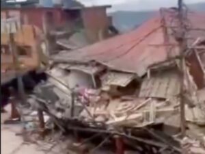 Mientras la atención oficial y los equipos de rescate se concentran en Caracas y La Guaira tras el devastador terremoto en Venezuela, que ya deja más de 1,700 muertos, los habitantes del pueblo turístico de El Junquito