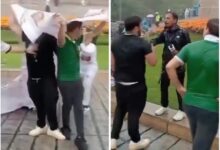 Un acto de profunda falta de empatía empañó las celebraciones de la jornada inaugural del Mundial en la capital del país. Dos sujetos, presuntamente bajo los efectos del alcohol, desataron la indignación en redes sociales tras ser captados utilizando una lona
