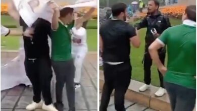Un acto de profunda falta de empatía empañó las celebraciones de la jornada inaugural del Mundial en la capital del país. Dos sujetos, presuntamente bajo los efectos del alcohol, desataron la indignación en redes sociales tras ser captados utilizando una lona