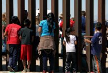 El Gobierno de Estados Unidos admitió que desconoce el paradero de aproximadamente 300,000 menores migrantes que ingresaron ilegalmente al país sin la compañía de un adulto en los últimos años.