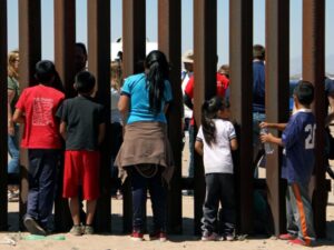 El Gobierno de Estados Unidos admitió que desconoce el paradero de aproximadamente 300,000 menores migrantes que ingresaron ilegalmente al país sin la compañía de un adulto en los últimos años.