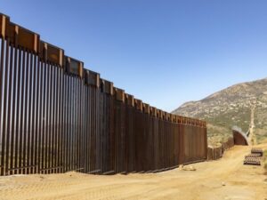 El gobierno de Estados Unidos prevé concluir la construcción del muro fronterizo con México a finales de 2027, cumpliendo así una de las promesas de campaña más emblemáticas de Donald Trump.