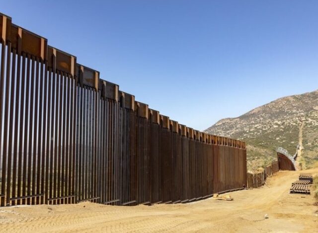 El gobierno de Estados Unidos prevé concluir la construcción del muro fronterizo con México a finales de 2027, cumpliendo así una de las promesas de campaña más emblemáticas de Donald Trump.