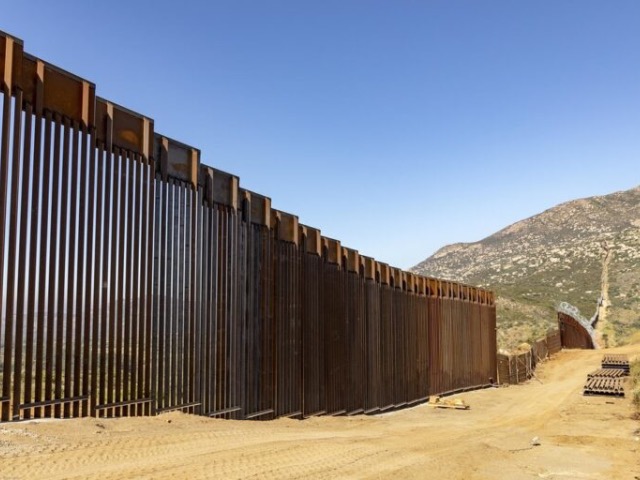 El gobierno de Estados Unidos prevé concluir la construcción del muro fronterizo con México a finales de 2027, cumpliendo así una de las promesas de campaña más emblemáticas de Donald Trump.