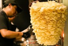 La genialidad gastronómica de la Ciudad de México no tiene límites. Cuando creíamos que el ingenio chilango ya lo había inventado todo en el arte taquero, las redes sociales se encendieron con un avistamiento insólito: un trompo de papas Sabritas.