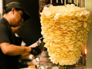La genialidad gastronómica de la Ciudad de México no tiene límites. Cuando creíamos que el ingenio chilango ya lo había inventado todo en el arte taquero, las redes sociales se encendieron con un avistamiento insólito: un trompo de papas Sabritas.