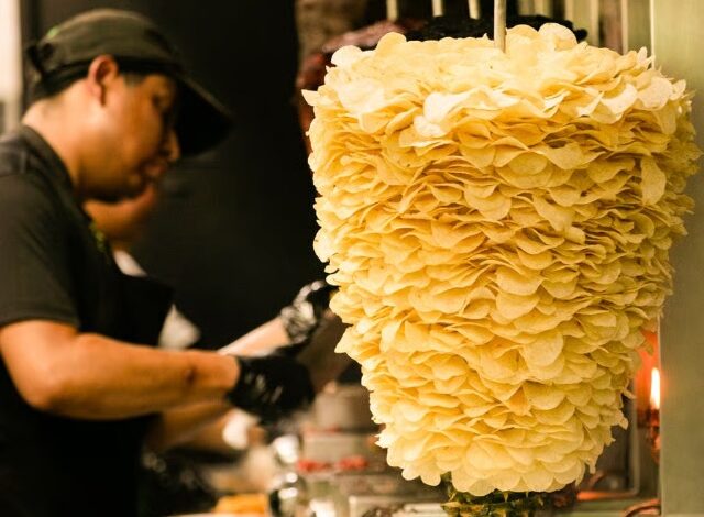 La genialidad gastronómica de la Ciudad de México no tiene límites. Cuando creíamos que el ingenio chilango ya lo había inventado todo en el arte taquero, las redes sociales se encendieron con un avistamiento insólito: un trompo de papas Sabritas.