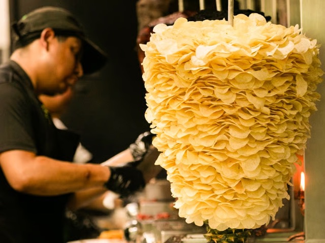 La genialidad gastronómica de la Ciudad de México no tiene límites. Cuando creíamos que el ingenio chilango ya lo había inventado todo en el arte taquero, las redes sociales se encendieron con un avistamiento insólito: un trompo de papas Sabritas.