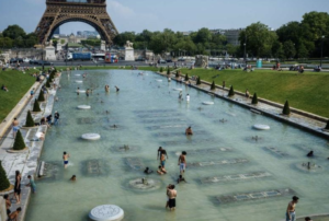 Parisinos y turistas están viviendo una semana de calor extremo, con temperaturas rondando los 40 °C, que les obligó a adaptar precipitadamente sus hábitos a este fenómeno vinculado al cambio climático
