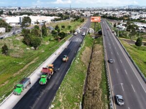El Gobierno de Puebla inició trabajos de pavimentación con asfalto de alta tecnología en los carriles centrales del Periférico Ecológico, a la altura del Bulevar Forjadores con sentido a Volkswagen. Debido a estas labores, se registrará una reducción de carriles durante cinco días