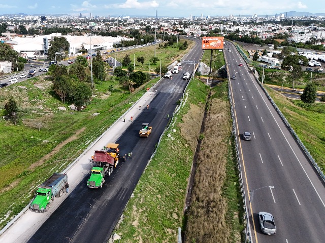 El Gobierno de Puebla inició trabajos de pavimentación con asfalto de alta tecnología en los carriles centrales del Periférico Ecológico, a la altura del Bulevar Forjadores con sentido a Volkswagen. Debido a estas labores, se registrará una reducción de carriles durante cinco días