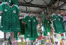 A pocos días del partido inaugural del Mundial de Futbol en el Estadio Azteca, las autoridades intensifican los operativos contra el mercado apócrifo, mientras los fanáticos buscan alternativas económicas ante los elevados costos oficiales.