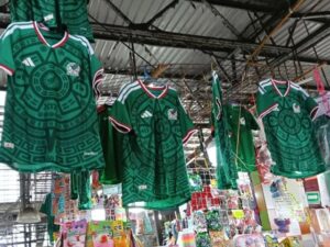 A pocos días del partido inaugural del Mundial de Futbol en el Estadio Azteca, las autoridades intensifican los operativos contra el mercado apócrifo, mientras los fanáticos buscan alternativas económicas ante los elevados costos oficiales.