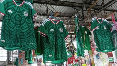 A pocos días del partido inaugural del Mundial de Futbol en el Estadio Azteca, las autoridades intensifican los operativos contra el mercado apócrifo, mientras los fanáticos buscan alternativas económicas ante los elevados costos oficiales.
