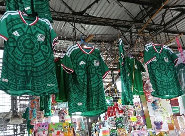 A pocos días del partido inaugural del Mundial de Futbol en el Estadio Azteca, las autoridades intensifican los operativos contra el mercado apócrifo, mientras los fanáticos buscan alternativas económicas ante los elevados costos oficiales.