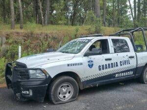 Una jornada de violencia sacudió este miércoles al estado de Michoacán. Un comando armado emboscó a elementos de la policía estatal en el municipio de Nahuatzen, dejando un saldo de cinco agentes muertos y cinco más con heridas de gravedad.