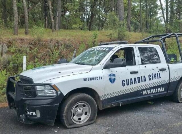 Una jornada de violencia sacudió este miércoles al estado de Michoacán. Un comando armado emboscó a elementos de la policía estatal en el municipio de Nahuatzen, dejando un saldo de cinco agentes muertos y cinco más con heridas de gravedad.