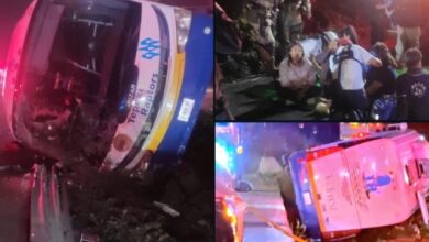 Un aparatoso accidente se registró en los primeros minutos de este sábado 6 de junio sobre la autopista México-Puebla, luego de que un autobús que transportaba a jóvenes estudiantes volcara a la altura de la junta auxiliar de San Felipe Hueyotlipan, en la capital poblana, dejando un saldo de 42 personas lesionadas.