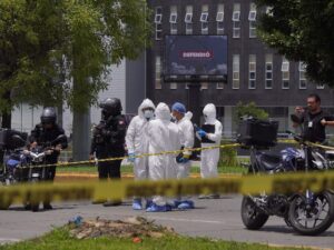 Poco después del mediodía de este viernes 26 de junio, peritos de la Fiscalía General del Estado (FGE) realizaron un nuevo peritaje y recreación de hechos en la Vía Atlixcáyotl. Esta movilización forma parte de las investigaciones urgentes para ubicar y capturar al denominado "Tirador de la Atlixcáyotl"