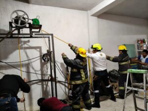En un intenso y rápido operativo de emergencia coordinado a través del 9-1-1, personal de Protección Civil Estatal de Puebla logró rescatar con vida a dos hombres que se encontraban atrapados al interior de un pozo de 28 metros de profundidad en San Gregorio Zacapechpan