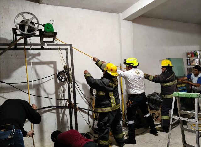En un intenso y rápido operativo de emergencia coordinado a través del 9-1-1, personal de Protección Civil Estatal de Puebla logró rescatar con vida a dos hombres que se encontraban atrapados al interior de un pozo de 28 metros de profundidad en San Gregorio Zacapechpan
