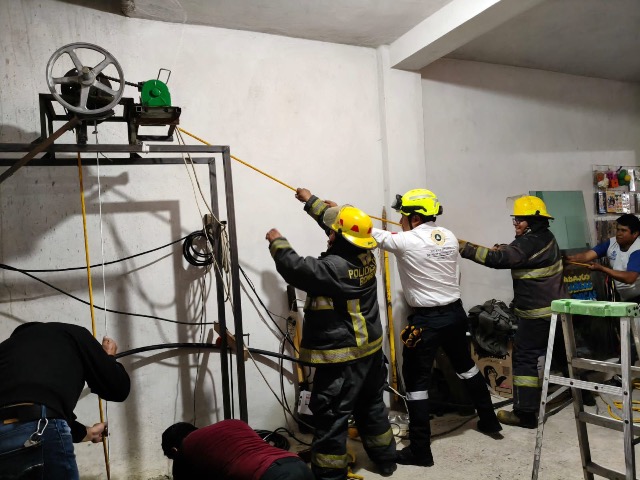 En un intenso y rápido operativo de emergencia coordinado a través del 9-1-1, personal de Protección Civil Estatal de Puebla logró rescatar con vida a dos hombres que se encontraban atrapados al interior de un pozo de 28 metros de profundidad en San Gregorio Zacapechpan