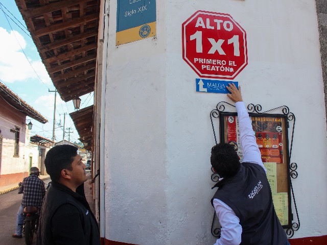 Con el objetivo de preservar su esencia y garantizar un entorno limpio para habitantes y turistas, el Gobierno Municipal de Zacatlán puso en marcha un operativo de limpieza para erradicar la contaminación visual en el primer cuadro de la ciudad