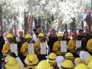 El gobernador Alejandro Armenta reconoció la labor de 111 brigadistas forestales por su trayectoria y valentía. Además, anunció nuevos recursos para renovar sus unidades de transporte y otorgarles vivienda