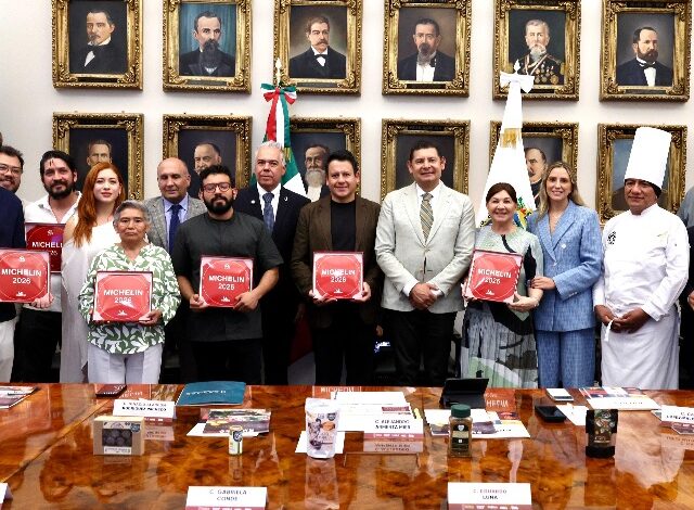 El gobernador Alejandro Armenta Mier encabezó la entrega de placas de reconocimiento a los 14 restaurantes poblanos incluidos en la Guía MICHELIN México 202