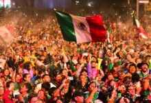 CIUDAD DE MÉXICO – Este martes 30 de junio de 2026 quedará marcado en la historia del deporte nacional. En una movilización sin precedentes recientes, cerca de un millón de aficionados se volcaron a las principales avenidas de la capital del país para celebrar el monumental triunfo de la Selección Mexicana, paralizando por completo el corazón de la república. Desde el silbatazo final, la euforia se apoderó de los hogares y de inmediato se trasladó a las calles. El Paseo de la Reforma, el Monumento a la Revolución y el Zócalo capitalino se transformaron en un gigantesco mar verde, blanco y rojo, donde los cánticos, el sonido de las cornetas y las lágrimas de emoción no cesaron durante horas. Marea humana colapsa las principales avenidas Las autoridades locales informaron que el flujo de personas superó cualquier expectativa. Elementos de la Secretaría de Seguridad Ciudadana (SSC) tuvieron que implementar un operativo de emergencia a gran escala, realizando cortes viales desde el Auditorio Nacional hasta el primer cuadro del Centro Histórico para garantizar la seguridad de los peatones. "Es una locura que no se puede explicar con palabras. Llevábamos años esperando una alegría así de nuestra Selección. Hoy no importa el tráfico, hoy la CDMX es una sola voz", comentó conmovido uno de los miles de aficionados congregados en el Ángel de la Independencia. Debido a la altísima concentración de personas, sistemas de transporte como el Metrobús y varias estaciones estratégicas del Metro suspendieron actividades de manera temporal, lo que obligó a ríos de gente a marchar a pie, contagiando el espíritu festivo a cada rincón de la zona centro. Saldo blanco en una noche histórica para el país A pesar de la magnitud del festejo y del desborde de emociones en las calles, el reporte preliminar de la Secretaría de Gestión Integral de Riesgos y Protección Civil de la CDMX indicó un saldo blanco. Los cuerpos de emergencia únicamente brindaron atenciones médicas menores por deshidratación, golpes de calor y fatiga. Los festejos por la victoria del Tri se prolongaron hasta altas horas de la madrugada de este miércoles, consolidando la jornada como una de las concentraciones festivas más multitudinarias y vibrantes en la historia moderna de la Ciudad de México. La fe en el combinado nacional está más viva que nunca.