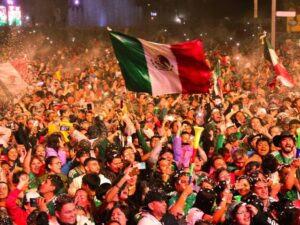CIUDAD DE MÉXICO – Este martes 30 de junio de 2026 quedará marcado en la historia del deporte nacional. En una movilización sin precedentes recientes, cerca de un millón de aficionados se volcaron a las principales avenidas de la capital del país para celebrar el monumental triunfo de la Selección Mexicana, paralizando por completo el corazón de la república. Desde el silbatazo final, la euforia se apoderó de los hogares y de inmediato se trasladó a las calles. El Paseo de la Reforma, el Monumento a la Revolución y el Zócalo capitalino se transformaron en un gigantesco mar verde, blanco y rojo, donde los cánticos, el sonido de las cornetas y las lágrimas de emoción no cesaron durante horas. Marea humana colapsa las principales avenidas Las autoridades locales informaron que el flujo de personas superó cualquier expectativa. Elementos de la Secretaría de Seguridad Ciudadana (SSC) tuvieron que implementar un operativo de emergencia a gran escala, realizando cortes viales desde el Auditorio Nacional hasta el primer cuadro del Centro Histórico para garantizar la seguridad de los peatones. "Es una locura que no se puede explicar con palabras. Llevábamos años esperando una alegría así de nuestra Selección. Hoy no importa el tráfico, hoy la CDMX es una sola voz", comentó conmovido uno de los miles de aficionados congregados en el Ángel de la Independencia. Debido a la altísima concentración de personas, sistemas de transporte como el Metrobús y varias estaciones estratégicas del Metro suspendieron actividades de manera temporal, lo que obligó a ríos de gente a marchar a pie, contagiando el espíritu festivo a cada rincón de la zona centro. Saldo blanco en una noche histórica para el país A pesar de la magnitud del festejo y del desborde de emociones en las calles, el reporte preliminar de la Secretaría de Gestión Integral de Riesgos y Protección Civil de la CDMX indicó un saldo blanco. Los cuerpos de emergencia únicamente brindaron atenciones médicas menores por deshidratación, golpes de calor y fatiga. Los festejos por la victoria del Tri se prolongaron hasta altas horas de la madrugada de este miércoles, consolidando la jornada como una de las concentraciones festivas más multitudinarias y vibrantes en la historia moderna de la Ciudad de México. La fe en el combinado nacional está más viva que nunca.