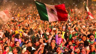 CIUDAD DE MÉXICO – Este martes 30 de junio de 2026 quedará marcado en la historia del deporte nacional. En una movilización sin precedentes recientes, cerca de un millón de aficionados se volcaron a las principales avenidas de la capital del país para celebrar el monumental triunfo de la Selección Mexicana, paralizando por completo el corazón de la república. Desde el silbatazo final, la euforia se apoderó de los hogares y de inmediato se trasladó a las calles. El Paseo de la Reforma, el Monumento a la Revolución y el Zócalo capitalino se transformaron en un gigantesco mar verde, blanco y rojo, donde los cánticos, el sonido de las cornetas y las lágrimas de emoción no cesaron durante horas. Marea humana colapsa las principales avenidas Las autoridades locales informaron que el flujo de personas superó cualquier expectativa. Elementos de la Secretaría de Seguridad Ciudadana (SSC) tuvieron que implementar un operativo de emergencia a gran escala, realizando cortes viales desde el Auditorio Nacional hasta el primer cuadro del Centro Histórico para garantizar la seguridad de los peatones. "Es una locura que no se puede explicar con palabras. Llevábamos años esperando una alegría así de nuestra Selección. Hoy no importa el tráfico, hoy la CDMX es una sola voz", comentó conmovido uno de los miles de aficionados congregados en el Ángel de la Independencia. Debido a la altísima concentración de personas, sistemas de transporte como el Metrobús y varias estaciones estratégicas del Metro suspendieron actividades de manera temporal, lo que obligó a ríos de gente a marchar a pie, contagiando el espíritu festivo a cada rincón de la zona centro. Saldo blanco en una noche histórica para el país A pesar de la magnitud del festejo y del desborde de emociones en las calles, el reporte preliminar de la Secretaría de Gestión Integral de Riesgos y Protección Civil de la CDMX indicó un saldo blanco. Los cuerpos de emergencia únicamente brindaron atenciones médicas menores por deshidratación, golpes de calor y fatiga. Los festejos por la victoria del Tri se prolongaron hasta altas horas de la madrugada de este miércoles, consolidando la jornada como una de las concentraciones festivas más multitudinarias y vibrantes en la historia moderna de la Ciudad de México. La fe en el combinado nacional está más viva que nunca.