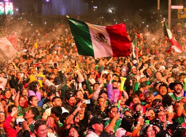 CIUDAD DE MÉXICO – Este martes 30 de junio de 2026 quedará marcado en la historia del deporte nacional. En una movilización sin precedentes recientes, cerca de un millón de aficionados se volcaron a las principales avenidas de la capital del país para celebrar el monumental triunfo de la Selección Mexicana, paralizando por completo el corazón de la república. Desde el silbatazo final, la euforia se apoderó de los hogares y de inmediato se trasladó a las calles. El Paseo de la Reforma, el Monumento a la Revolución y el Zócalo capitalino se transformaron en un gigantesco mar verde, blanco y rojo, donde los cánticos, el sonido de las cornetas y las lágrimas de emoción no cesaron durante horas. Marea humana colapsa las principales avenidas Las autoridades locales informaron que el flujo de personas superó cualquier expectativa. Elementos de la Secretaría de Seguridad Ciudadana (SSC) tuvieron que implementar un operativo de emergencia a gran escala, realizando cortes viales desde el Auditorio Nacional hasta el primer cuadro del Centro Histórico para garantizar la seguridad de los peatones. "Es una locura que no se puede explicar con palabras. Llevábamos años esperando una alegría así de nuestra Selección. Hoy no importa el tráfico, hoy la CDMX es una sola voz", comentó conmovido uno de los miles de aficionados congregados en el Ángel de la Independencia. Debido a la altísima concentración de personas, sistemas de transporte como el Metrobús y varias estaciones estratégicas del Metro suspendieron actividades de manera temporal, lo que obligó a ríos de gente a marchar a pie, contagiando el espíritu festivo a cada rincón de la zona centro. Saldo blanco en una noche histórica para el país A pesar de la magnitud del festejo y del desborde de emociones en las calles, el reporte preliminar de la Secretaría de Gestión Integral de Riesgos y Protección Civil de la CDMX indicó un saldo blanco. Los cuerpos de emergencia únicamente brindaron atenciones médicas menores por deshidratación, golpes de calor y fatiga. Los festejos por la victoria del Tri se prolongaron hasta altas horas de la madrugada de este miércoles, consolidando la jornada como una de las concentraciones festivas más multitudinarias y vibrantes en la historia moderna de la Ciudad de México. La fe en el combinado nacional está más viva que nunca.