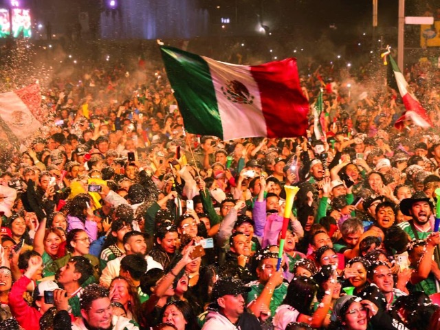 CIUDAD DE MÉXICO – Este martes 30 de junio de 2026 quedará marcado en la historia del deporte nacional. En una movilización sin precedentes recientes, cerca de un millón de aficionados se volcaron a las principales avenidas de la capital del país para celebrar el monumental triunfo de la Selección Mexicana, paralizando por completo el corazón de la república. Desde el silbatazo final, la euforia se apoderó de los hogares y de inmediato se trasladó a las calles. El Paseo de la Reforma, el Monumento a la Revolución y el Zócalo capitalino se transformaron en un gigantesco mar verde, blanco y rojo, donde los cánticos, el sonido de las cornetas y las lágrimas de emoción no cesaron durante horas. Marea humana colapsa las principales avenidas Las autoridades locales informaron que el flujo de personas superó cualquier expectativa. Elementos de la Secretaría de Seguridad Ciudadana (SSC) tuvieron que implementar un operativo de emergencia a gran escala, realizando cortes viales desde el Auditorio Nacional hasta el primer cuadro del Centro Histórico para garantizar la seguridad de los peatones. "Es una locura que no se puede explicar con palabras. Llevábamos años esperando una alegría así de nuestra Selección. Hoy no importa el tráfico, hoy la CDMX es una sola voz", comentó conmovido uno de los miles de aficionados congregados en el Ángel de la Independencia. Debido a la altísima concentración de personas, sistemas de transporte como el Metrobús y varias estaciones estratégicas del Metro suspendieron actividades de manera temporal, lo que obligó a ríos de gente a marchar a pie, contagiando el espíritu festivo a cada rincón de la zona centro. Saldo blanco en una noche histórica para el país A pesar de la magnitud del festejo y del desborde de emociones en las calles, el reporte preliminar de la Secretaría de Gestión Integral de Riesgos y Protección Civil de la CDMX indicó un saldo blanco. Los cuerpos de emergencia únicamente brindaron atenciones médicas menores por deshidratación, golpes de calor y fatiga. Los festejos por la victoria del Tri se prolongaron hasta altas horas de la madrugada de este miércoles, consolidando la jornada como una de las concentraciones festivas más multitudinarias y vibrantes en la historia moderna de la Ciudad de México. La fe en el combinado nacional está más viva que nunca.