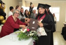 Con el objetivo de continuar impulsando la educación y la capacitación para el desarrollo de las familias locales, la presidenta honoraria del DIF Municipal de San Pedro Cholula, Lupita Fernández, encabezó la ceremonia de graduación de la generación 2025-2026