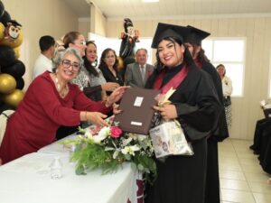 Con el objetivo de continuar impulsando la educación y la capacitación para el desarrollo de las familias locales, la presidenta honoraria del DIF Municipal de San Pedro Cholula, Lupita Fernández, encabezó la ceremonia de graduación de la generación 2025-2026