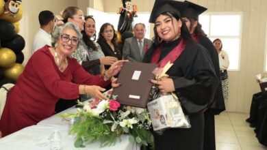 Con el objetivo de continuar impulsando la educación y la capacitación para el desarrollo de las familias locales, la presidenta honoraria del DIF Municipal de San Pedro Cholula, Lupita Fernández, encabezó la ceremonia de graduación de la generación 2025-2026
