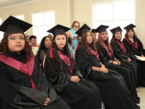 Con el objetivo de continuar impulsando la educación y la capacitación para el desarrollo de las familias locales, la presidenta honoraria del DIF Municipal de San Pedro Cholula, Lupita Fernández, encabezó la ceremonia de graduación de la generación 2025-2026