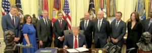 El presidente de Estados Unidos, Donald Trump, firmó órdenes ejecutivas para reducir a menos de una décima parte de su tamaño actual dos de las áreas nacionales protegidas más importantes del estado de Utah.