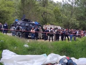 Una intensa movilización policial se registró en la zona norte de Chiapas tras el trágico hallazgo de ocho personas sin vida a un costado de la carretera federal Jitotol-La Cumbre
