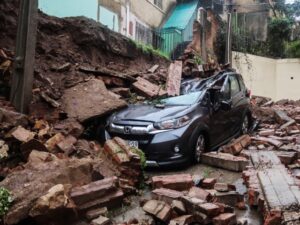 Un violento e inusual temporal que recorre Chile ha dejado un saldo preliminar de al menos 10 muertos, cuatro desaparecidos, 17 lesionados y más de 100.000 personas aisladas