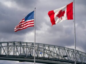 El presidente de Estados Unidos, Donald Trump, firmó este lunes un decreto para aplicar nuevos aranceles del 50% a diversos productos canadienses