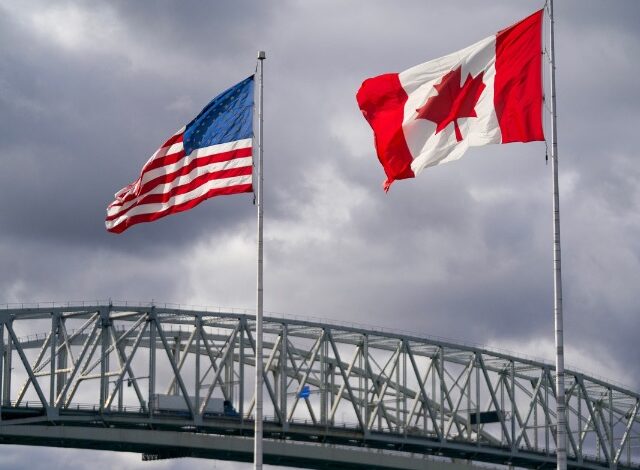 El presidente de Estados Unidos, Donald Trump, firmó este lunes un decreto para aplicar nuevos aranceles del 50% a diversos productos canadienses