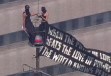 Una romántica pero peligrosa hazaña en las alturas de Nueva York terminó con una pareja tras las rejas. Dos personas fueron arrestadas este miércoles luego de burlar la seguridad y escalar de forma ilegal la antena en la cima del emblemático Empire State Building,