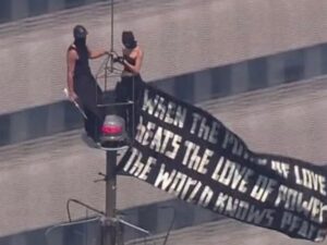 Una romántica pero peligrosa hazaña en las alturas de Nueva York terminó con una pareja tras las rejas. Dos personas fueron arrestadas este miércoles luego de burlar la seguridad y escalar de forma ilegal la antena en la cima del emblemático Empire State Building,